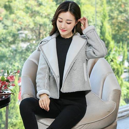 黑色 不单调，也不浮夸，刚刚好。