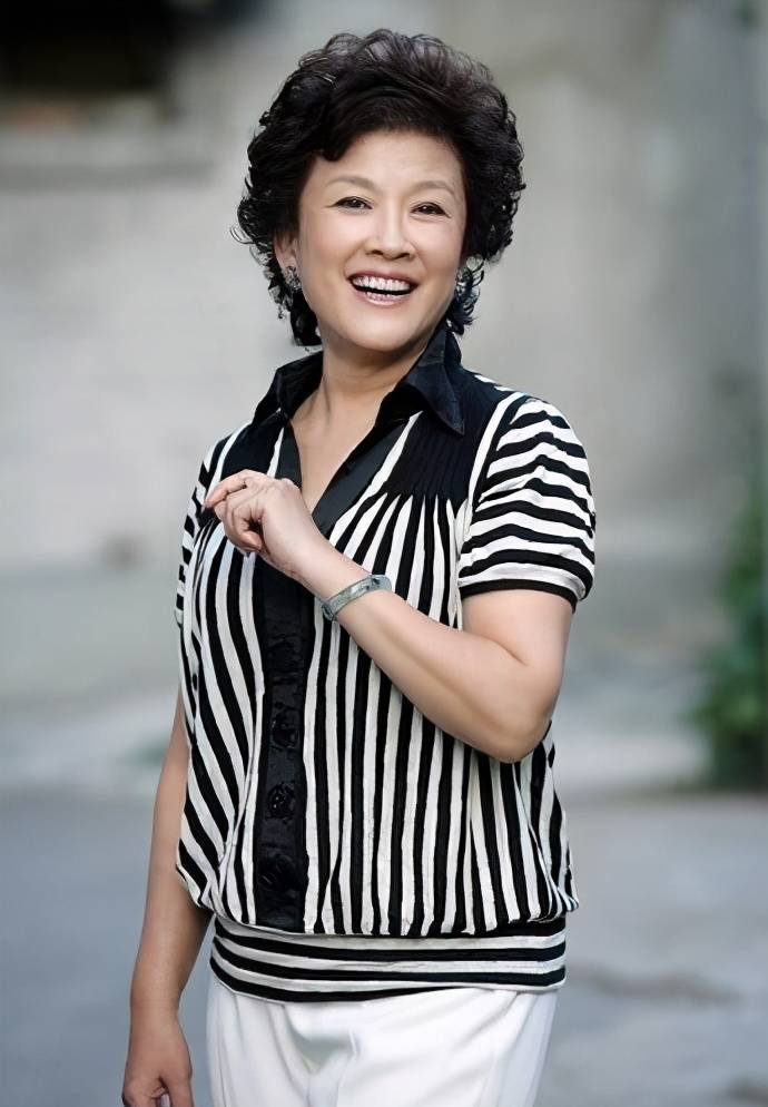 原创国家一级演员宋春丽终身未孕却在61岁当奶奶的年纪当了妈