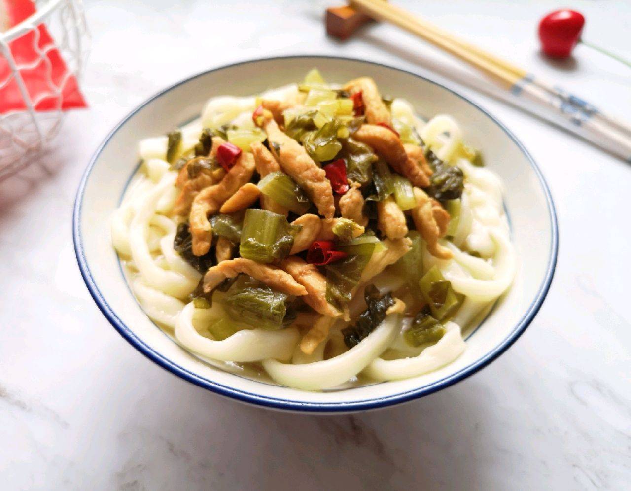 不没有胃口的时候,来一碗雪菜肉丝面,10分钟就做好,简单省事_清水