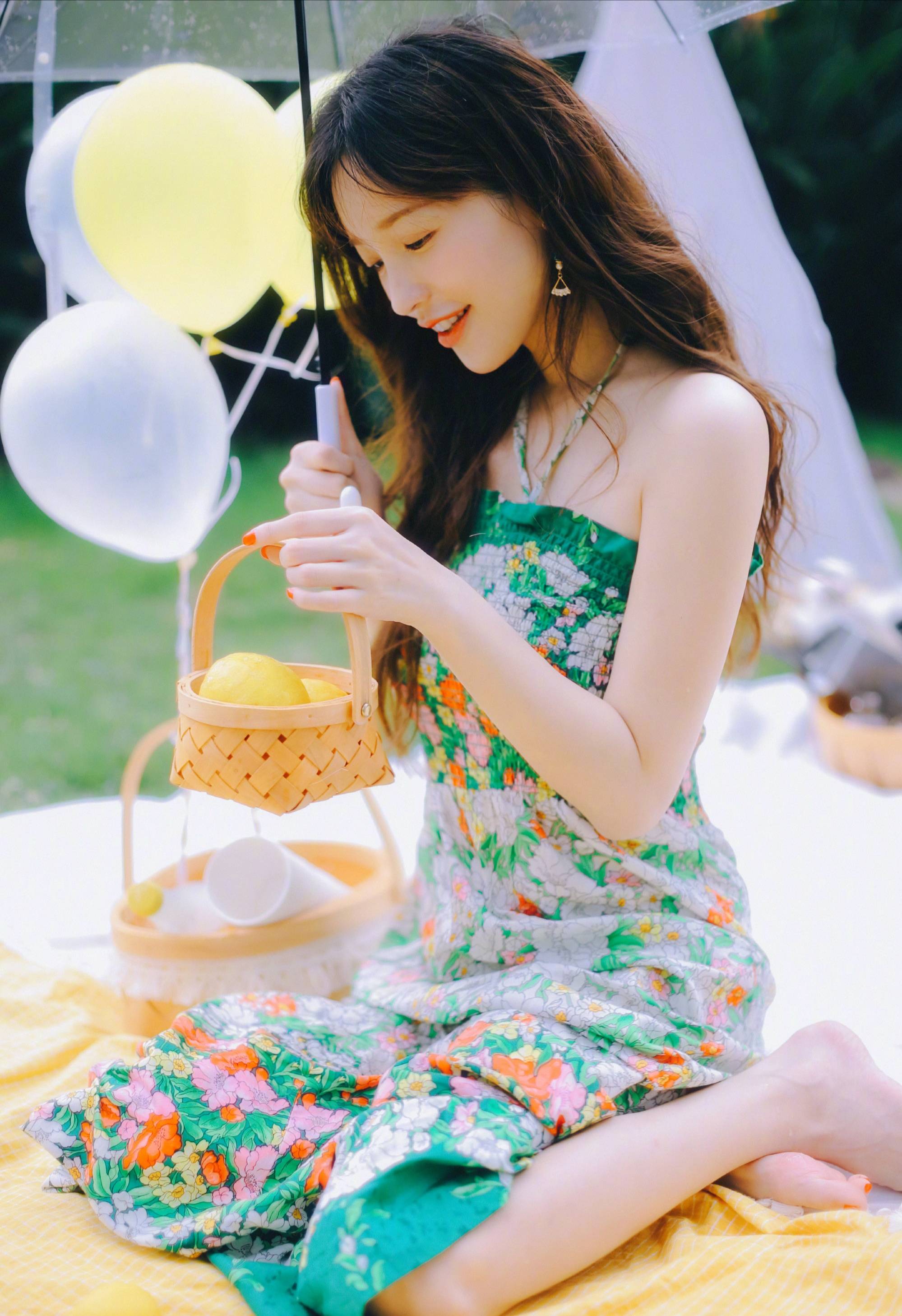 金莎穿粉上衣配短裤像18岁甜妹,舞台下青春洋溢_美少女_夏天_机场