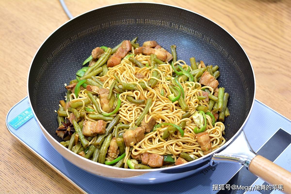 美食|冬天最爱的五花肉豆角焖面,饭菜一锅出,全家吃饱吃好真带劲