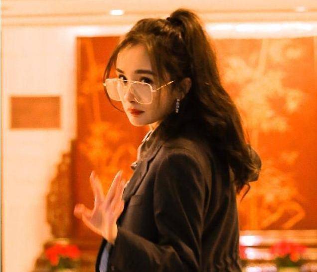 卷发杨幂的这4款扎发承包了你一年的精致，学会了就别再披发了
