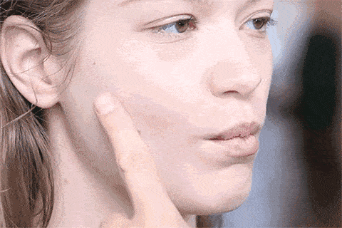 时间擦气垫总是脱妆怎么办?试试搭配这款CB拍拍隔离精华液