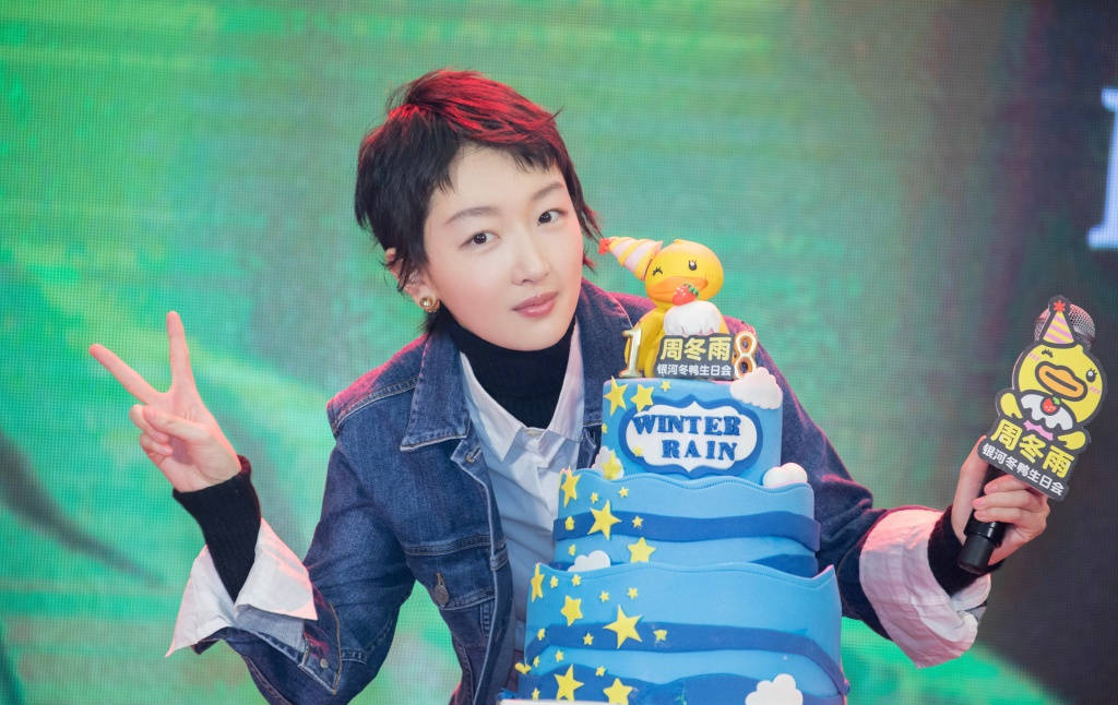 发型周冬雨哪里像27，“狗啃刘海”叠穿三件套，明明是17岁少女！