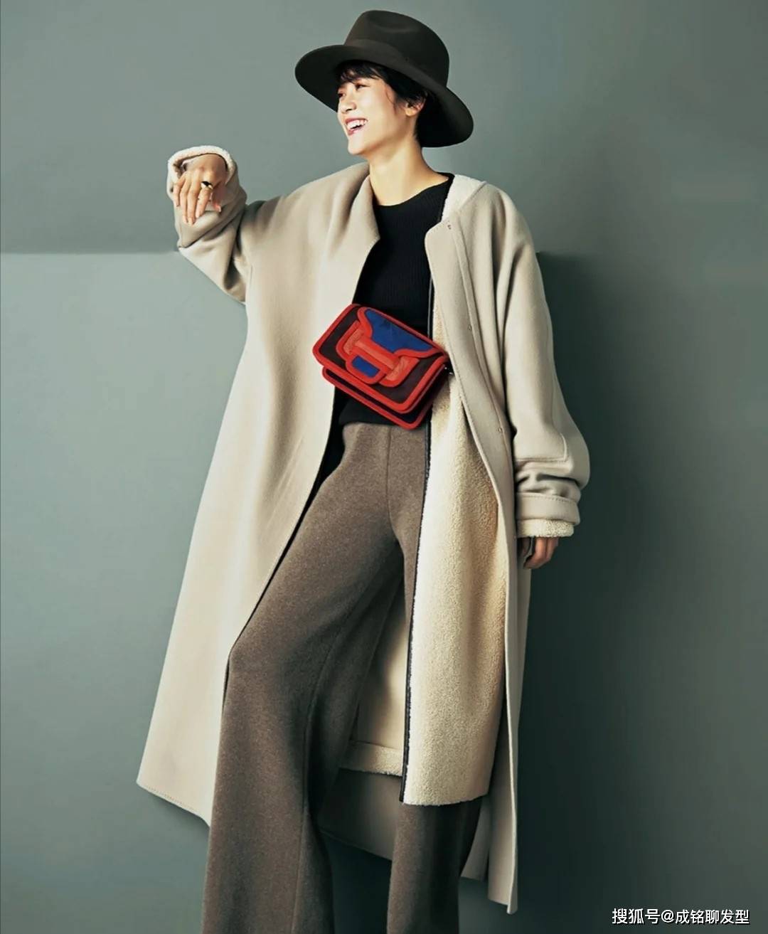 毛衣 “大衣+打底衫”已过时了!今年流行这三种穿法,保暖时尚两不误