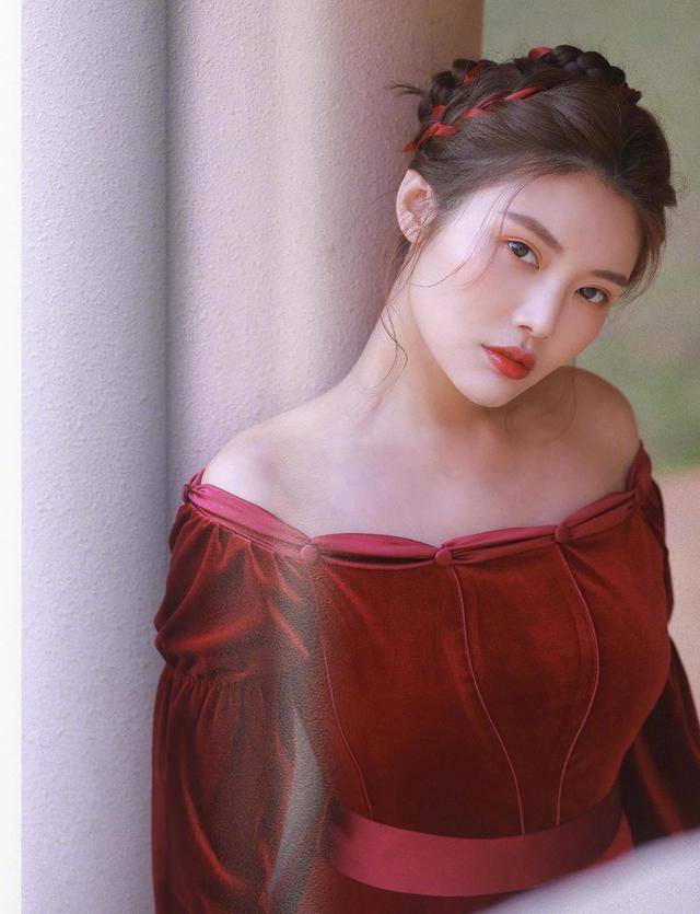 曲线 徐冬冬可真是魔鬼身材！红色丝绒连衣裙高级精致，凹凸曲线太撩人