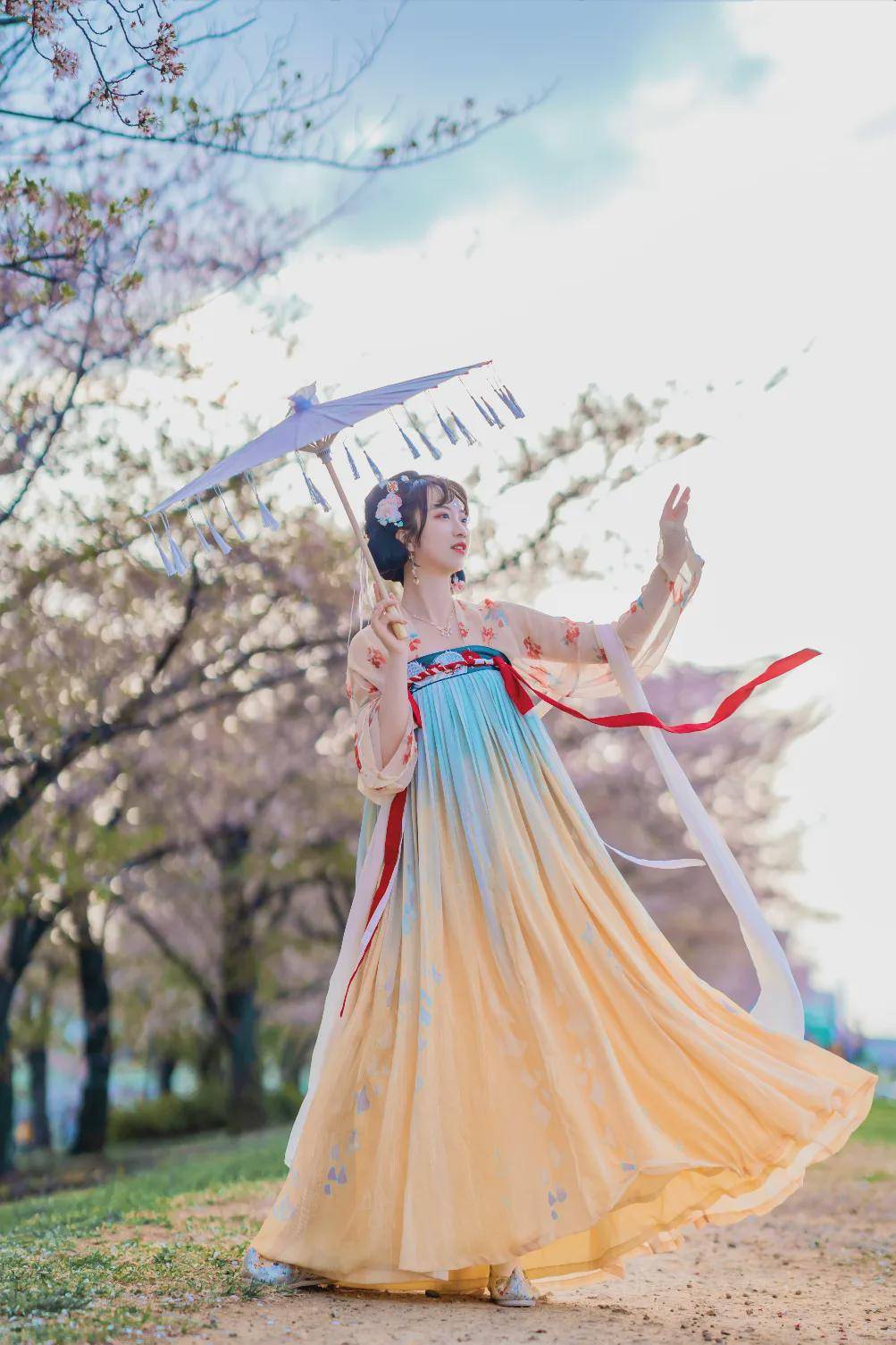 摄影汉服小仙女： 亦知终是有晴时