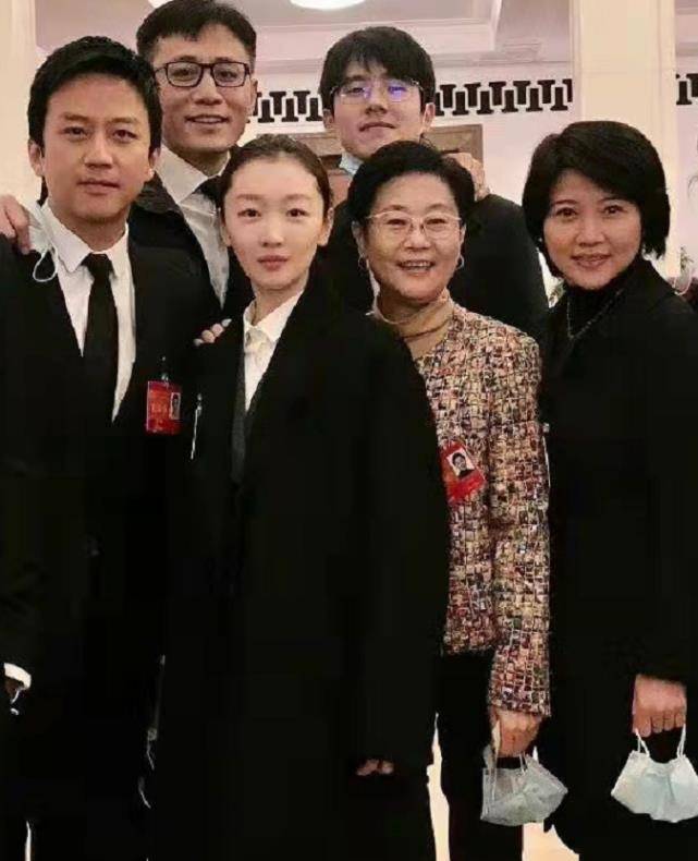 周冬雨 30岁周冬雨成大赢家！首次参加文代会是生日礼物，素颜也挺好看