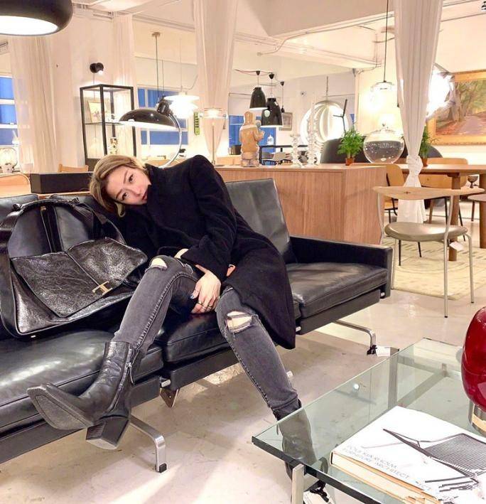 设计 郑秀文穿成了50岁女性想要的高级感，稳重不老气，穿搭成熟有品位