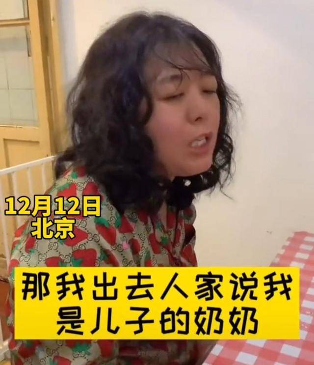 发型35岁女子看起来像50岁，为显年轻去烫发，丈夫：你像儿子的太奶奶