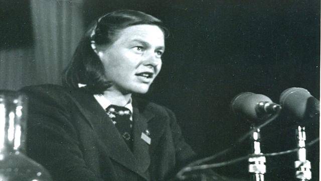 美国核武器顶级专家杨振宁师姐寒春却来到中国农村养了60年牛