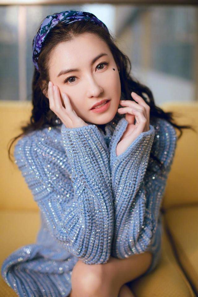 毛衣 张柏芝可真是“逆生长”，穿蓝色毛衣大秀美腿，39岁像19岁少女