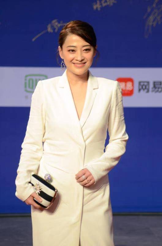 气息 梅婷美得高调！白色连衣裙简约高级，44岁的年纪24岁的状态