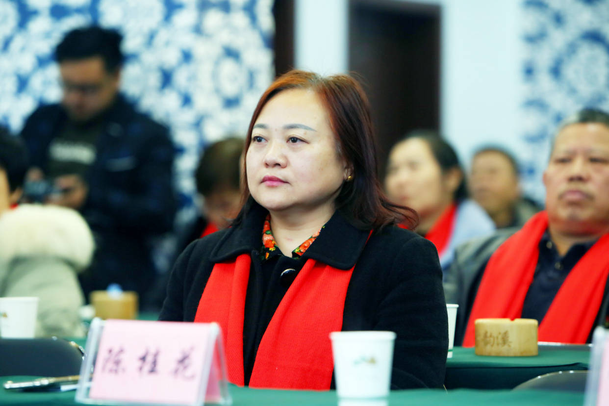 市委统战部副部长,市工商联党组书记陈桂花会上鼓励大家要规范企业