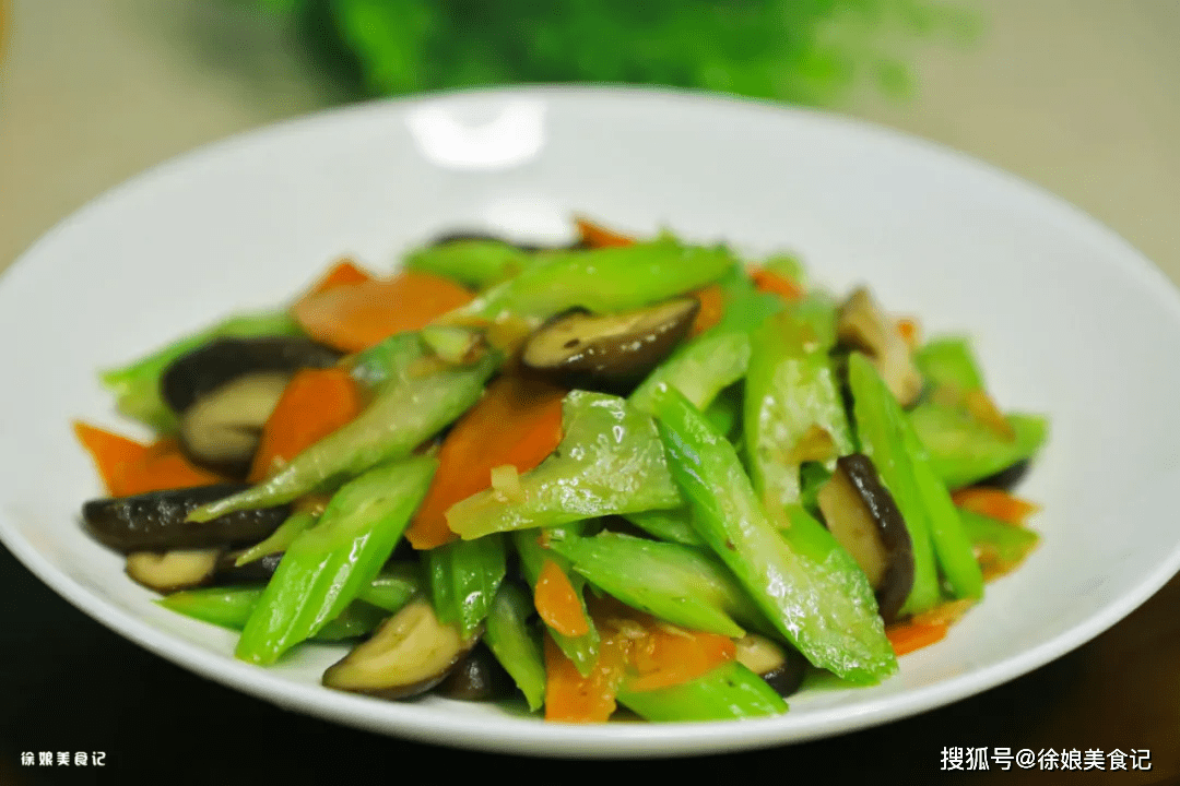 一把芹菜几个香菇简单炒一炒连鸡精都不放味道鲜美超好吃