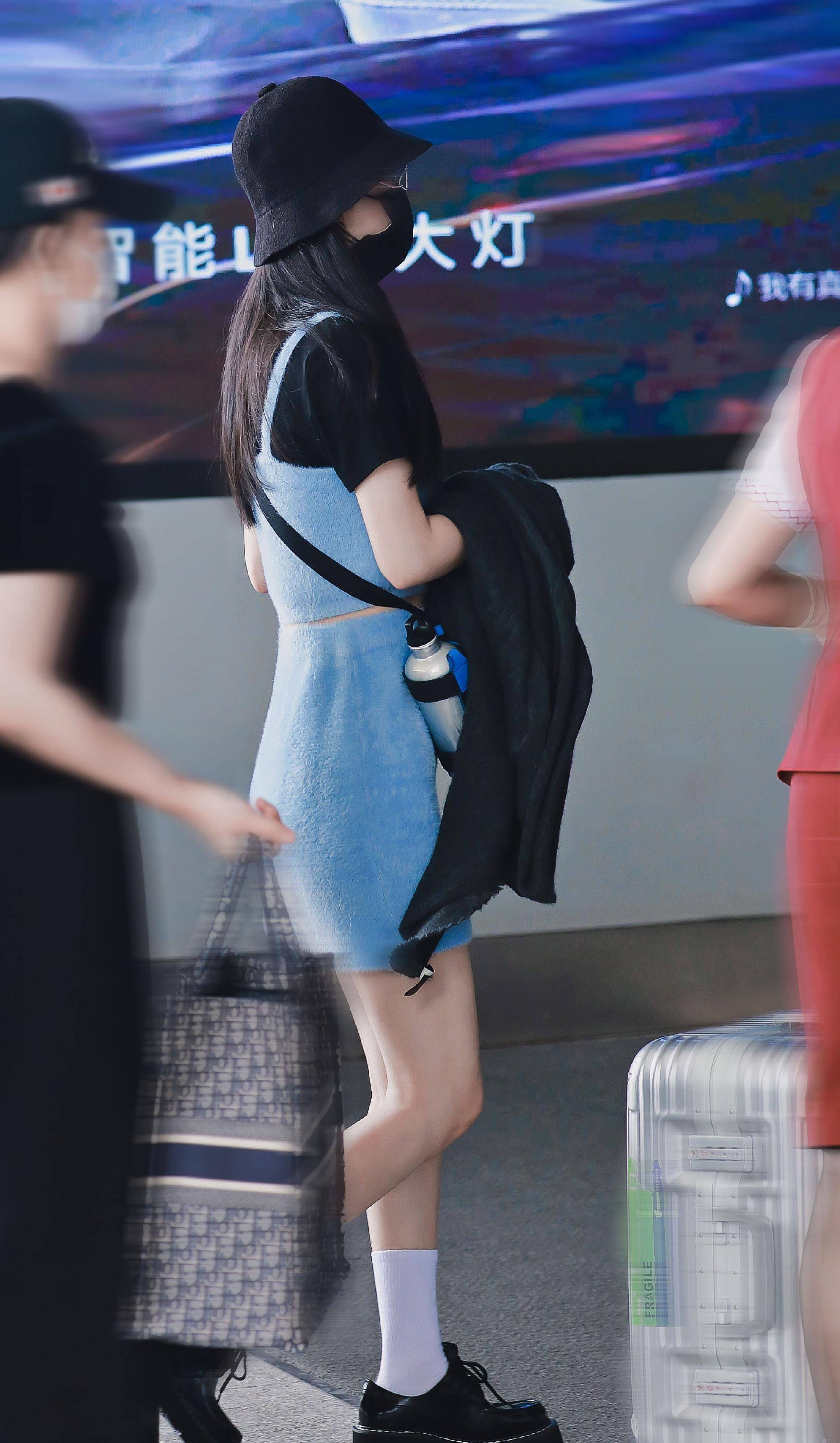 曲线 33岁赵丽颖变热辣女团，一身蓝色吊带裙，看着瘦曲线优越身段玲珑