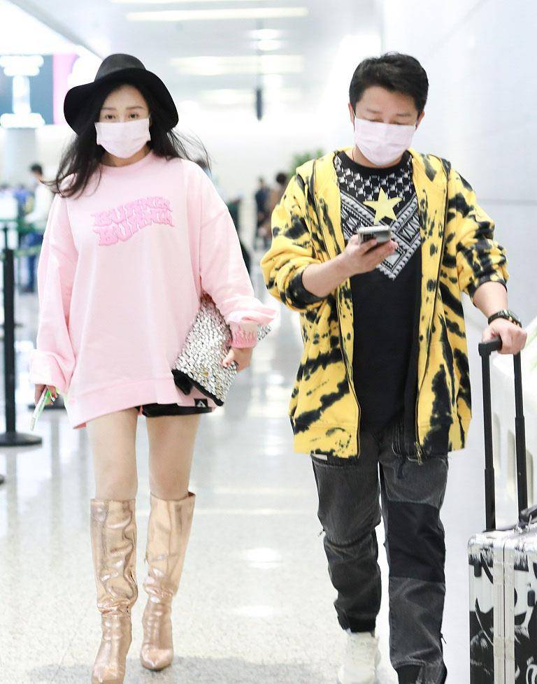 金色 冉莹颖胖了?穿粉卫衣搭金靴露美腿,上半身看起来和老公一样壮实