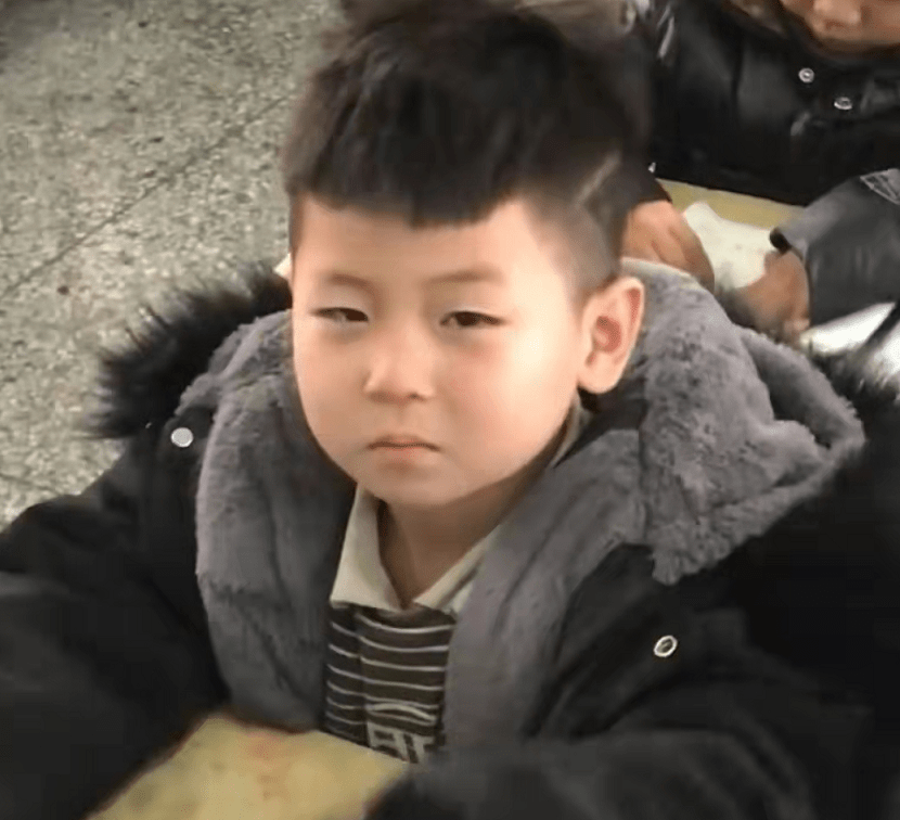 一年级男生上课犯困,被叫醒后"自呼"两巴掌,后座同学反应亮了_教育