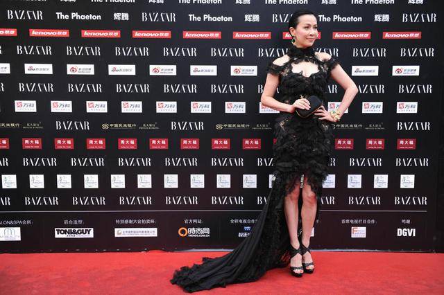 颈部 刘嘉玲越老越敢穿!黑色蕾丝镂空连衣裙高贵典雅,性感到极致