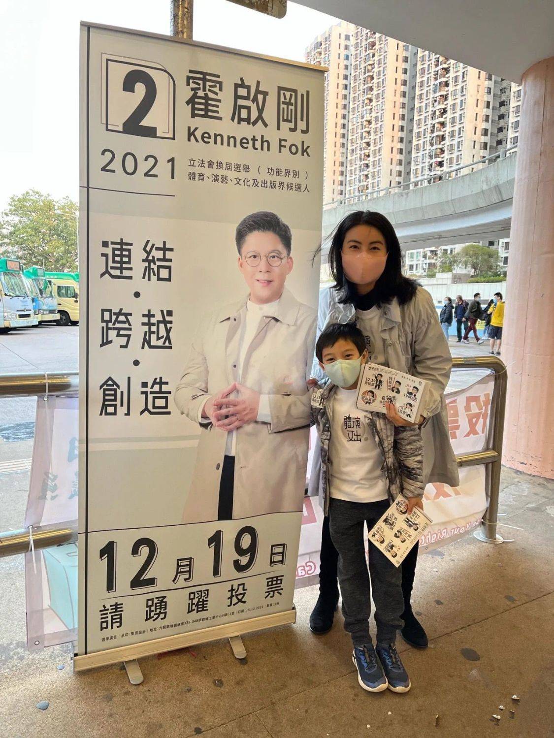 方面在街头拍到郭晶晶，驼背弯腰穿普通风衣T恤，但气质仍然高贵！