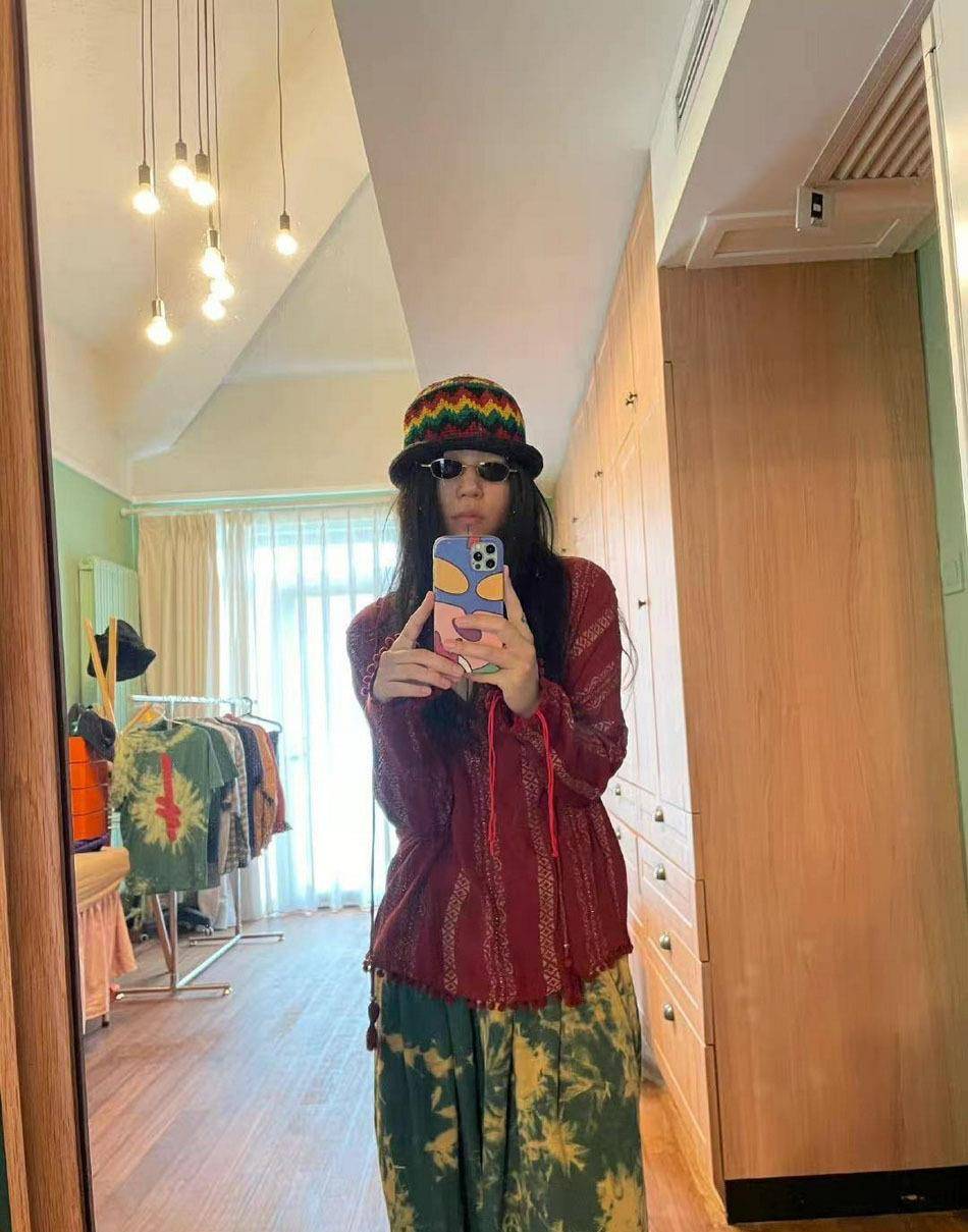 长发窦靖童大胆尝试披肩长发，还有红配绿穿搭，网友：还是假小子一个