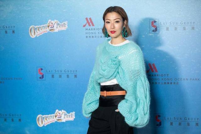 黑色 郑秀文真会穿！湖蓝色毛衣搭配黑色长裤清新简约，又美出新高度