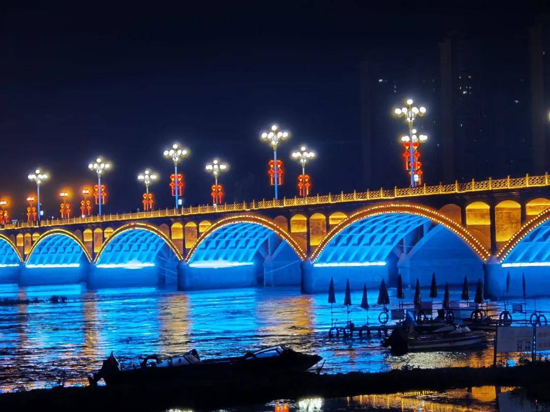 伊犁河夜景图片