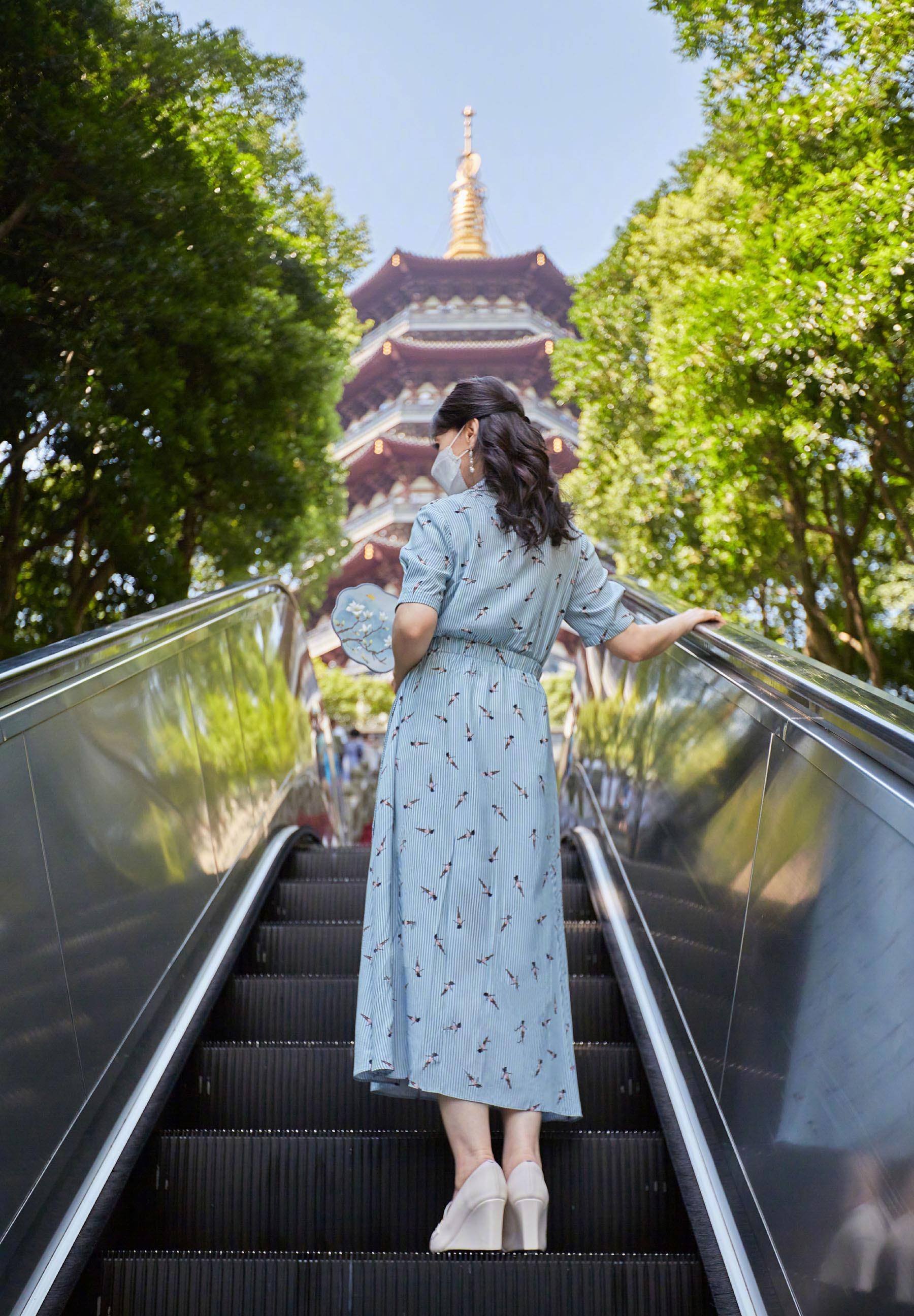 条纹 赵雅芝重游雷峰塔，蓝色花裙配蓝色团扇清丽婉约，29年一点没变