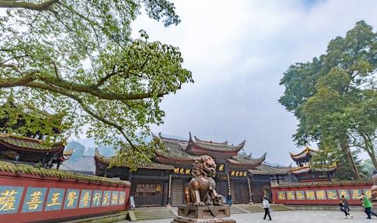 峨眉山第一座寺庙，距今有400年历史，曾经过无数次修葺扩建