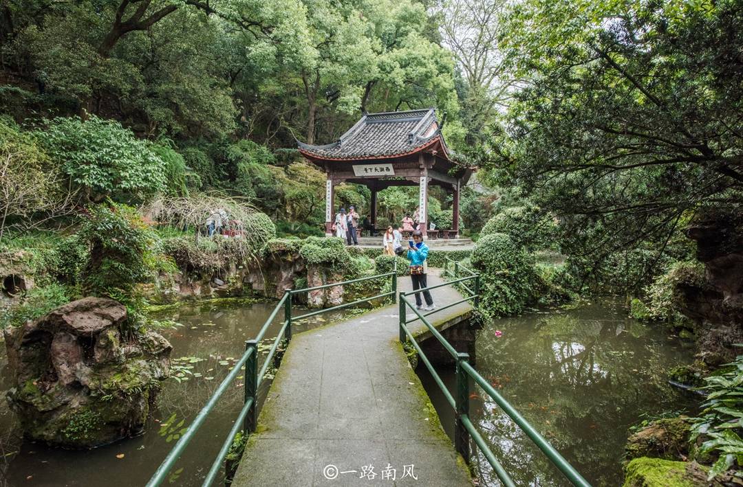 游客|杭州西湖居然有座清朝行宫，历经沧桑已成废墟，康熙乾隆都居住过