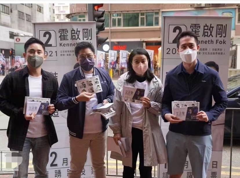 方面在街头拍到郭晶晶，驼背弯腰穿普通风衣T恤，但气质仍然高贵！