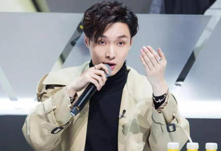 节目组|黄磊何炅遭遇“家徒四壁式”开局，张艺兴智斗节目组，带来好消息