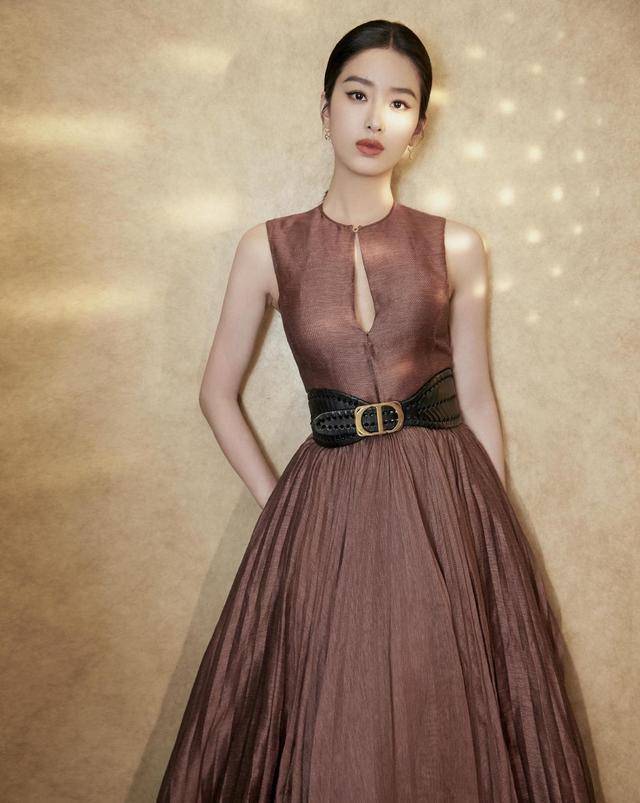 设计 杨采钰真是有颜任性！黑色刺绣吊带裙优雅大气，实在太有高级感