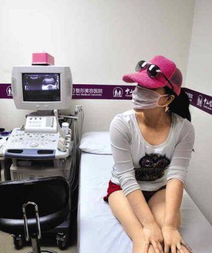 地方“整容狂魔”花400万整200多次，如今只能轮椅度日，遭男友抛弃