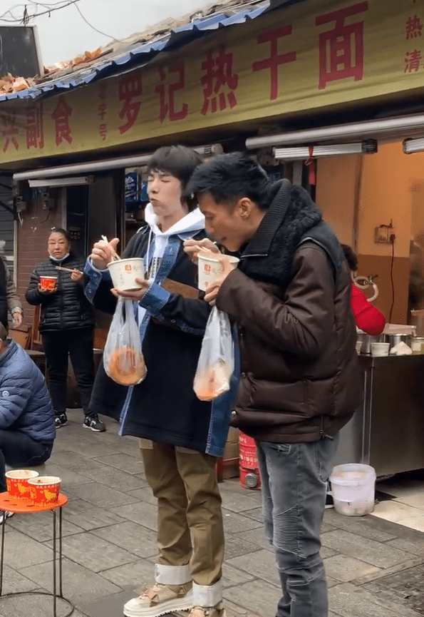 美食|谢霆锋华晨宇吃路边摊！埋头吸面大口狂吃，站垃圾桶旁边不嫌脏