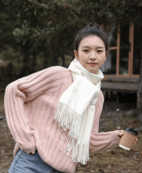 毛衣 气质清纯小姐姐：教穿搭一套毛衣的魅力，温柔又可爱，值得借鉴！