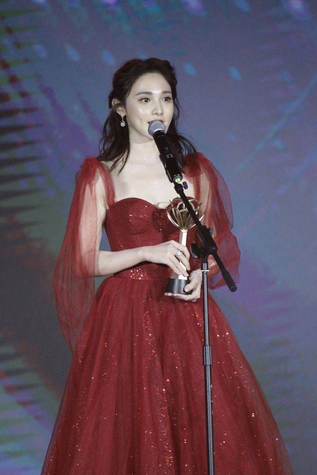 彭小苒一袭红裙妩媚灵动,衬得肤色好白嫩_礼服_红色_场合