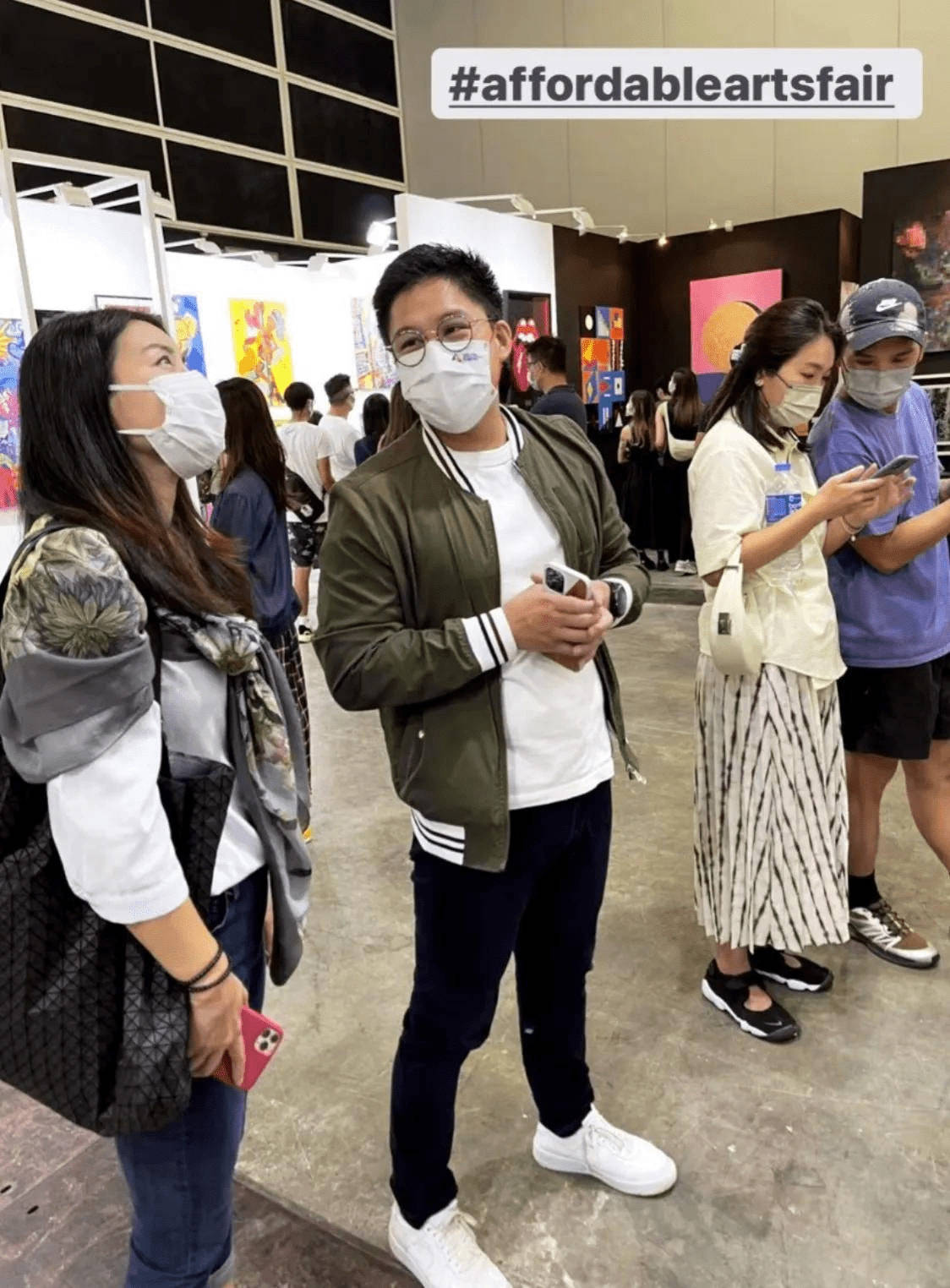 感觉郭晶晶上台助阵霍启刚，穿西装纱裙还烫卷发，立马有了高贵感！