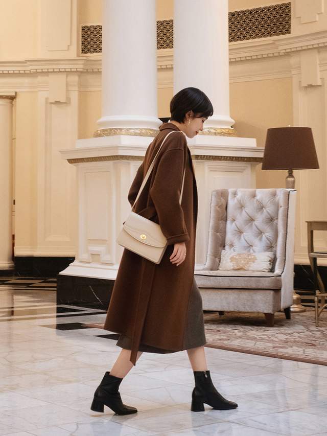 冬日 穿大衣该如何搭配才洋气?今年流行“大衣+靴子”,高级又优雅