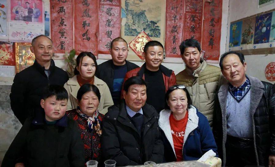 成年后,回到故乡的方芳还代替父亲回安徽见亲人,帮助家乡建设.