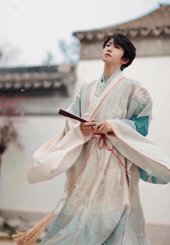 超越 盘点穿汉服拍照最好看的明星，杨超越排第一没人反对吧？