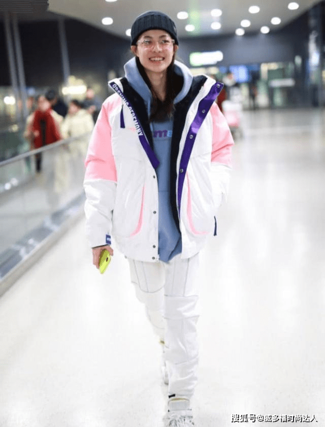 显得 蔡少芬乱穿也不会翻车，黄色冲锋衣配阔腿裤，这模特身材爱了