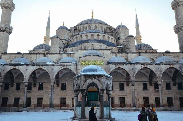 这栋建筑横跨欧亚大陆，蓝色清真寺，土耳其的重要瑰宝