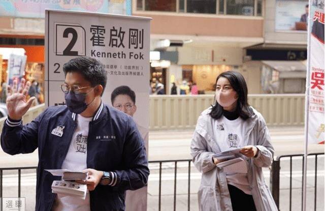 佳话 郭晶晶为夫街上发传单揽人气！衣着朴实太低调，霍启刚大肚腩明显