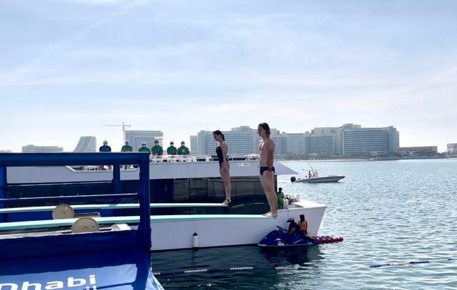 澳洲跳水一姐追星全红婵,c位合影中国队红姐标志剪刀手_覃帆_澳大利亚