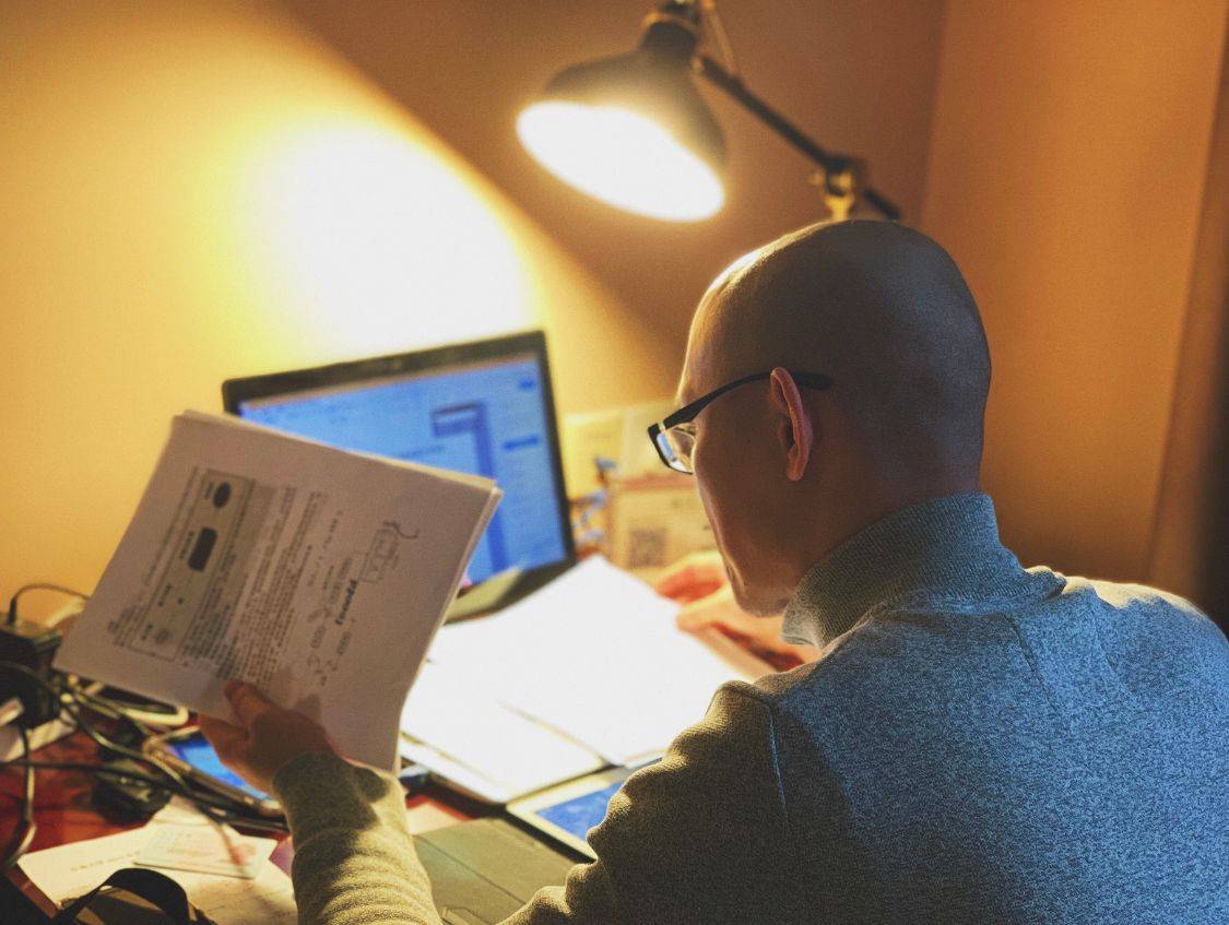 人群|长期熬夜的人容易患肾病？这2类人群，或许更受肾病的偏爱