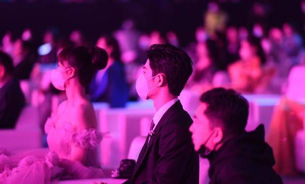 微博之夜2022周深和谁拥抱 370cdc5c3a1547a39550b1ec87103a21.jpeg