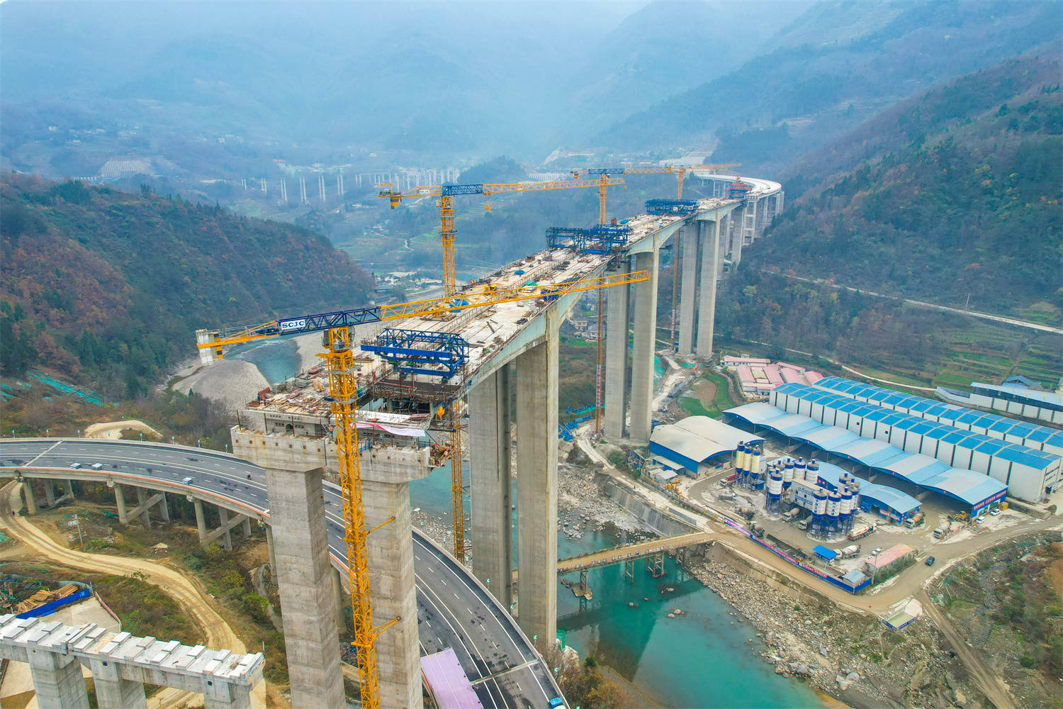 崇山峻岭天堑通途丨九绵高速全线最大互通立交预计本月底建成