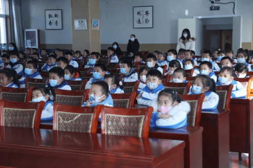 童心迎奥运一起向未来房山区城关小学举办校园冬奥会