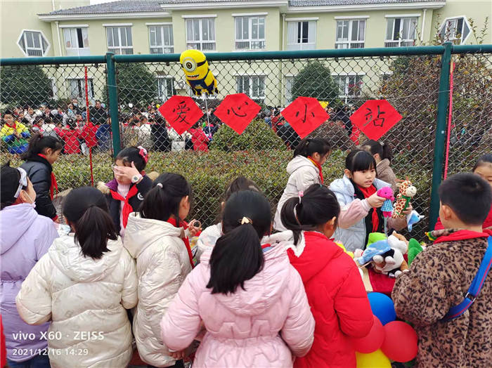 盱眙县马坝中心小学:校园里的"跳蚤市场"_摊位_活动_义卖